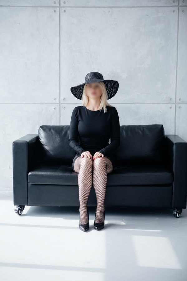 Путана Александра с 3 размером груди сделает профессионально золотой дождь выдача и позовет в гости