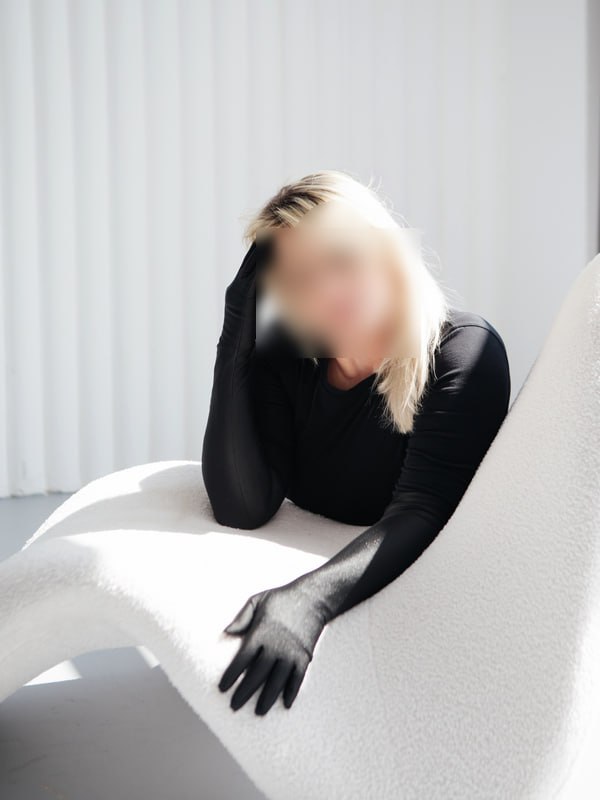 Эскорт Александра 25 лет сделает с удовольствием классический секс и примет у себя в Район - Юго-Запад