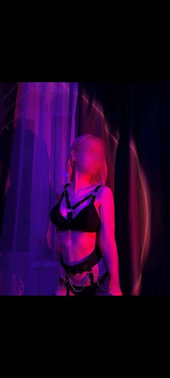 Проститутка Аделина с 2 размером груди сделает качественно лесбийский секс и позовет в гости