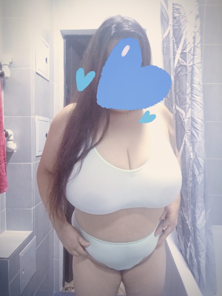 Профессионалка Илона с 6 размером груди сделает нежно страпон и пригласит к себе