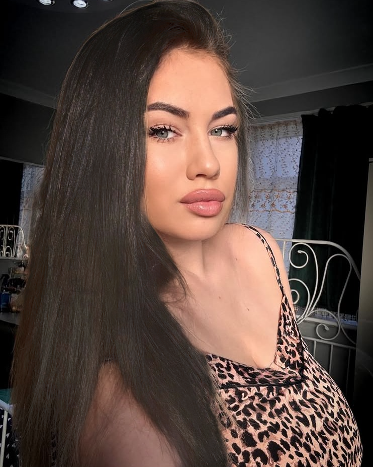 БРЮНЕТКА АРИНА PLUS с 4 размером груди сделает нежно окончание в рот и примет у себя