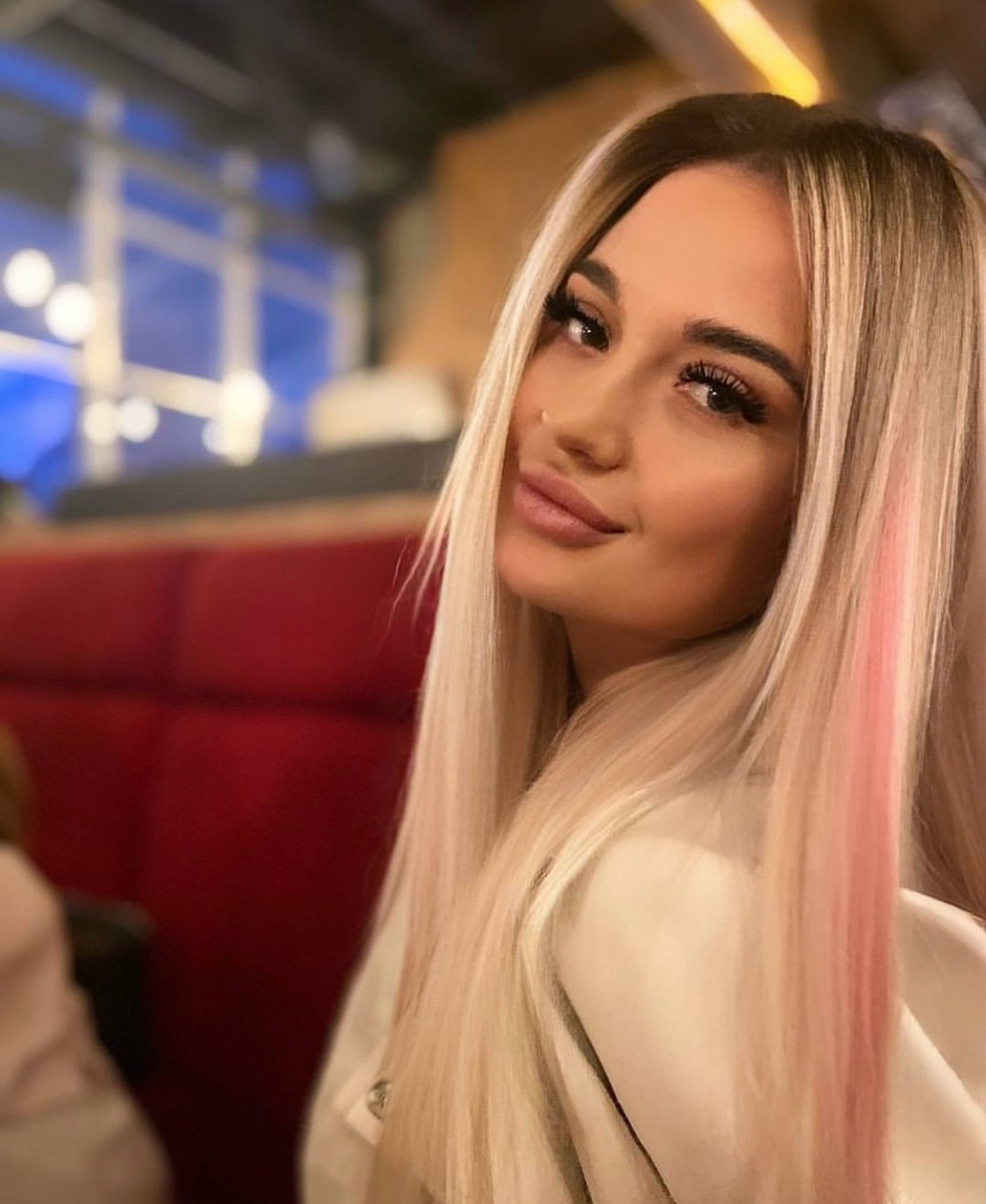 Путана ИНЕССА VIP 25 лет сделает с удовольствием эскорт и пригласит к себе в Район - Центр