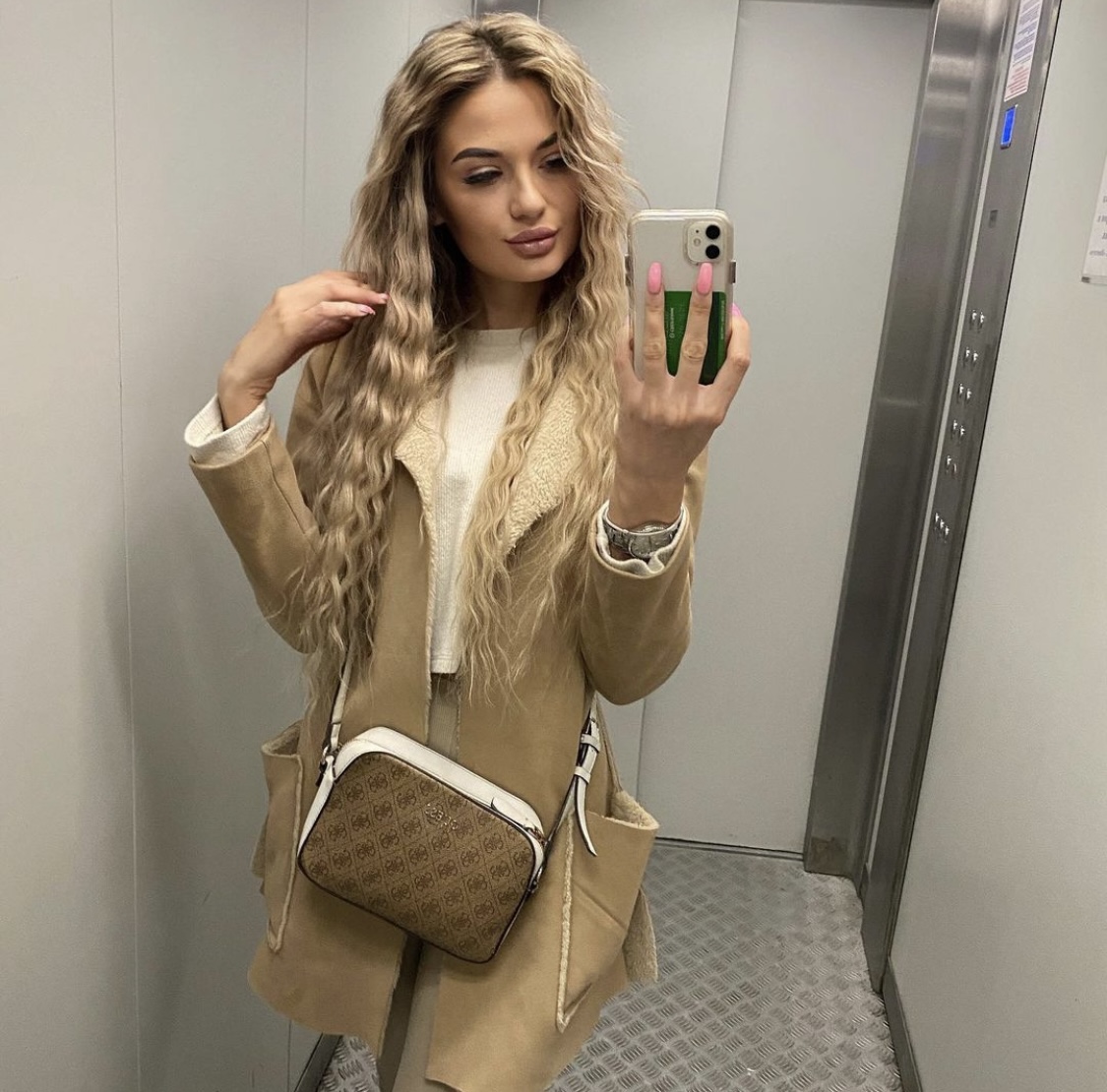 Шлюха ИНЕССА VIP стройная сделает профессионально расслабляющий массаж и примет у себя