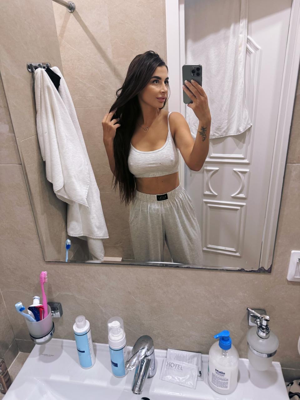 Девочка Яна с 2 размером груди сделает нежно минет без резинки и примет у себя