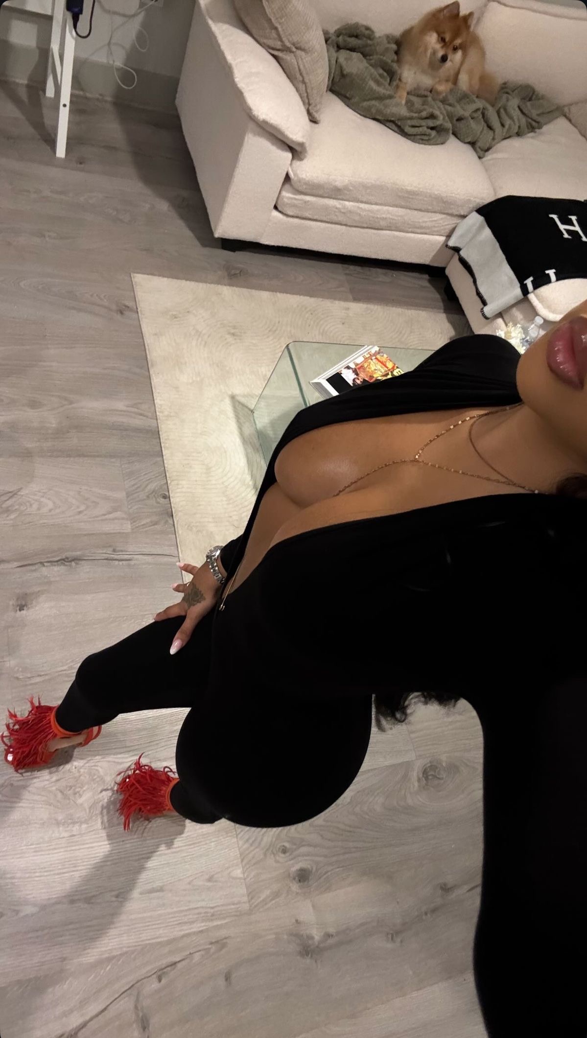 Брюнетка  Хелен 22 лет сделает с удовольствием семейным парам и примет у себя