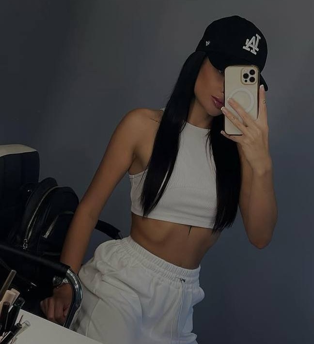 Путана ЛЕСЯ стройная сделает профессионально расслабляющий массаж и примет у себя в Район - Центр