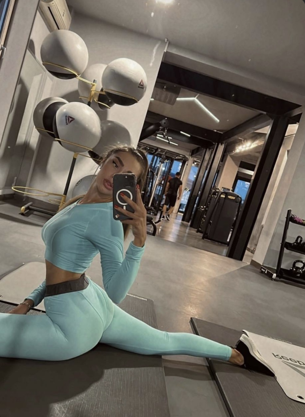 Шлюха Маша стройная сделает с удовольствием минет без резинки и позовет в гости