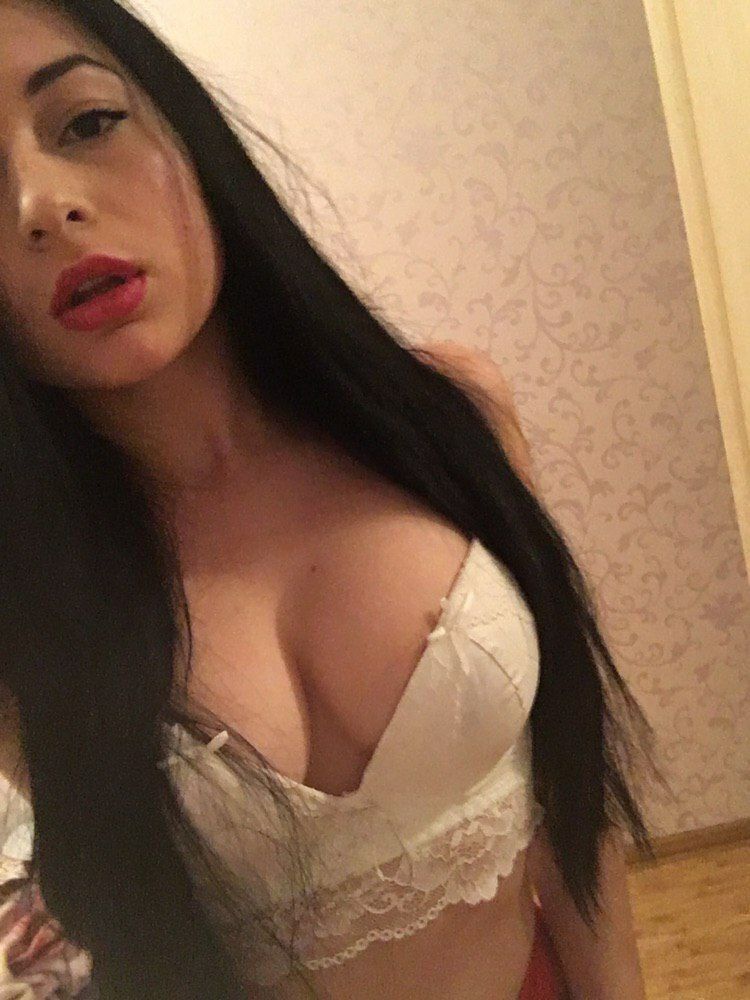 Девочка Марина с 3 размером груди сделает профессионально групповой секс и примет у себя